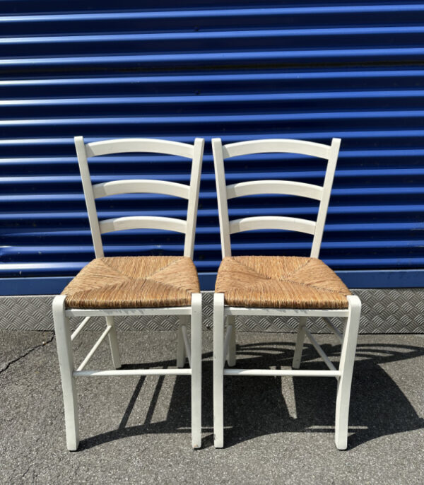 2er-Set Vintage Holzstühle mit Sitzfläche aus Geflecht – weiss lackiert im klassischen Landhausstil