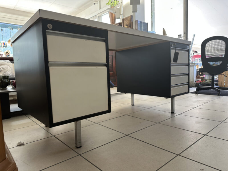 Industrieller Vintage Bürotisch von Stilo Econom – Metall, abschliessbar, zeitlos & robust - Image 4