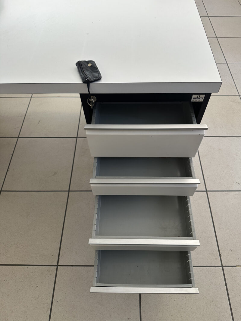 Industrieller Vintage Bürotisch von Stilo Econom – Metall, abschliessbar, zeitlos & robust - Image 6