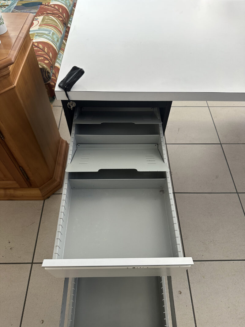 Industrieller Vintage Bürotisch von Stilo Econom – Metall, abschliessbar, zeitlos & robust - Image 8