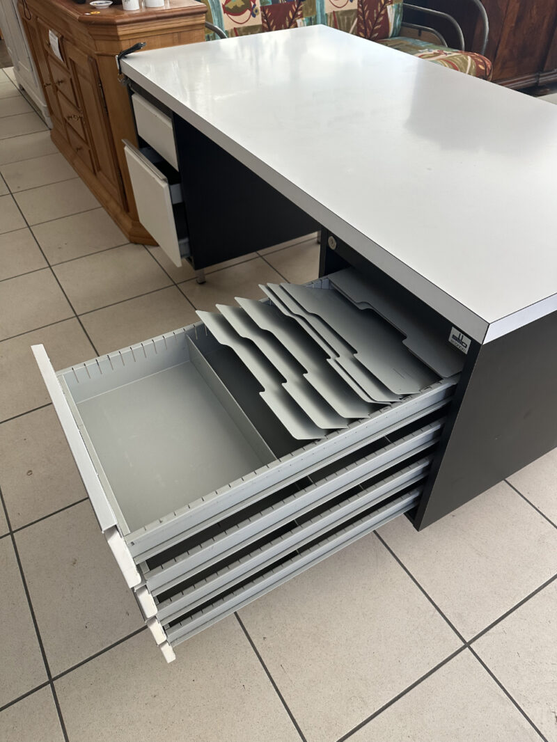 Industrieller Vintage Bürotisch von Stilo Econom – Metall, abschliessbar, zeitlos & robust - Image 9