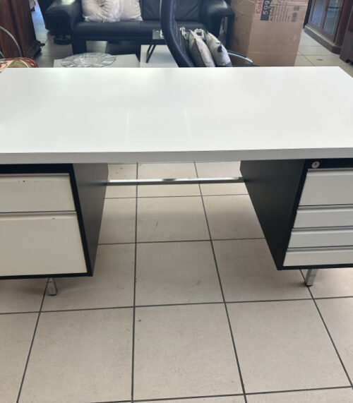 Industrieller Vintage Bürotisch von Stilo Econom – Metall, abschliessbar, zeitlos & robust