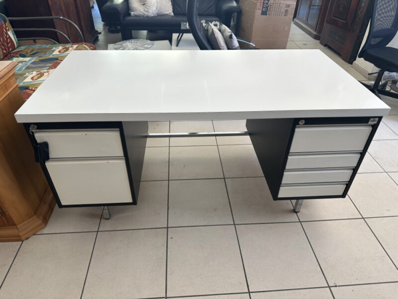 Industrieller Vintage Bürotisch von Stilo Econom – Metall, abschliessbar, zeitlos & robust