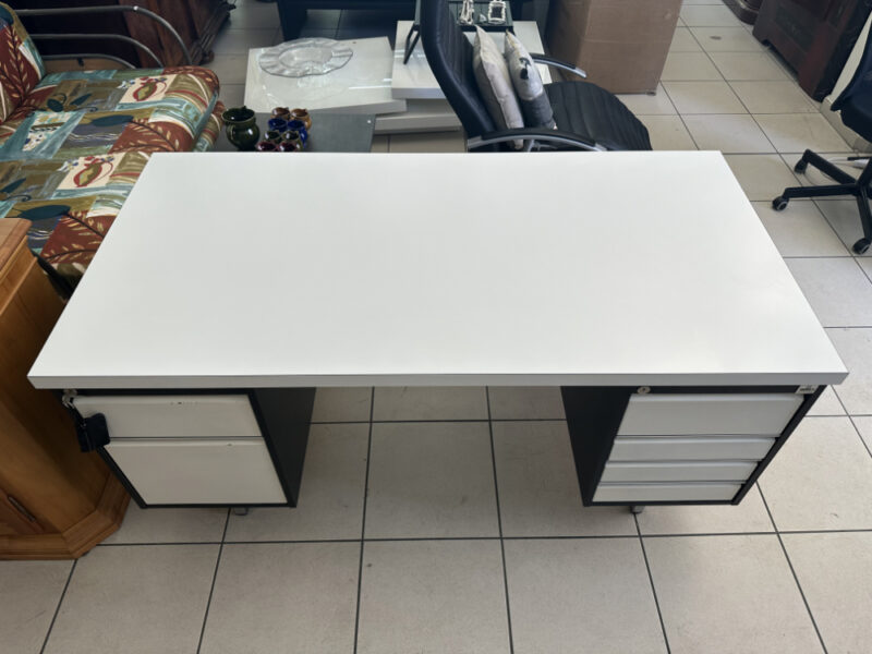 Industrieller Vintage Bürotisch von Stilo Econom – Metall, abschliessbar, zeitlos & robust - Image 2