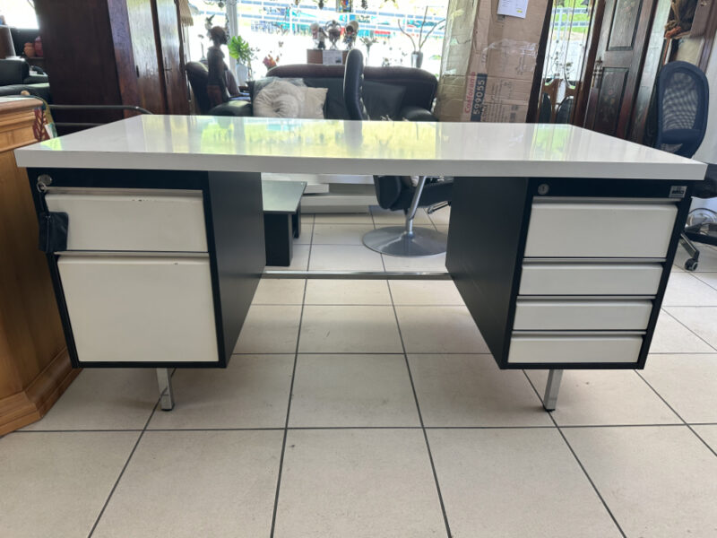 Industrieller Vintage Bürotisch von Stilo Econom – Metall, abschliessbar, zeitlos & robust - Image 3