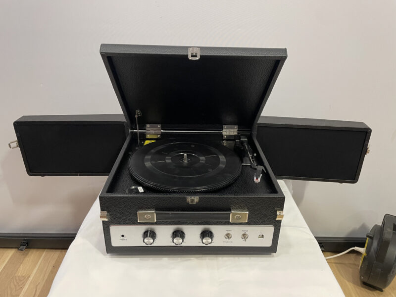 Nostalgischer Plattenspieler von „abc Home classic“ im Lederkoffer mit Lautsprechern und PC Anschluss - Image 2