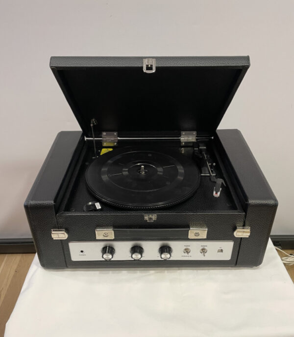 Nostalgischer Plattenspieler von „abc Home classic“ im Lederkoffer mit Lautsprechern und PC Anschluss