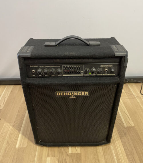 Behringer Ultrabass BXL3000 – 300-Watt Bassverstärker mit 2-Kanal-System und 12-Band-Equalizer