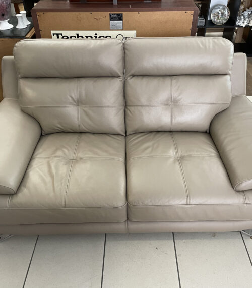 2er Sofa „Dylan“ aus Kunstleder in Taupe und verchromten Füssen