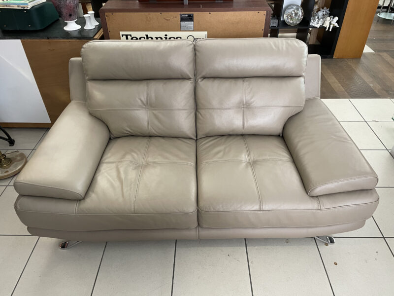 2er Sofa „Dylan“ aus Kunstleder in Taupe und verchromten Füssen