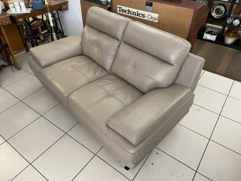 2er Sofa „Dylan“ aus Kunstleder in Taupe und verchromten Füssen - Image 2