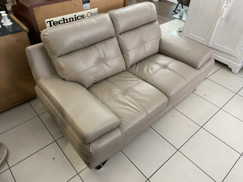 2er Sofa „Dylan“ aus Kunstleder in Taupe und verchromten Füssen - Image 3