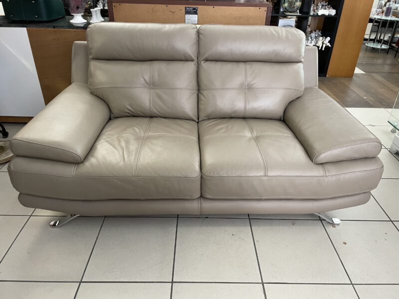2er Sofa „Dylan“ aus Kunstleder in Taupe und verchromten Füssen - Image 4
