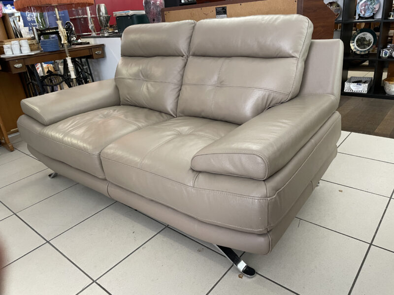 2er Sofa „Dylan“ aus Kunstleder in Taupe und verchromten Füssen - Image 5
