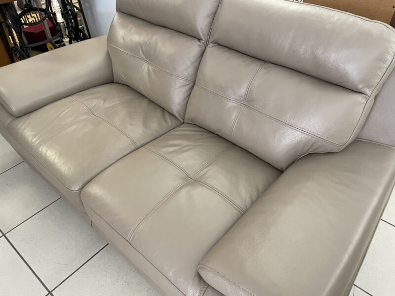 2er Sofa „Dylan“ aus Kunstleder in Taupe und verchromten Füssen - Image 6