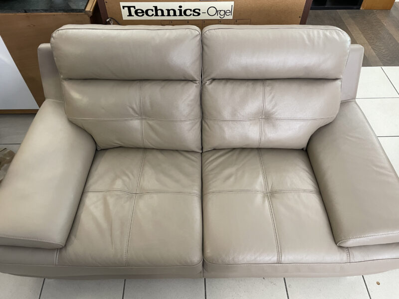 2er Sofa „Dylan“ aus Kunstleder in Taupe und verchromten Füssen - Image 7