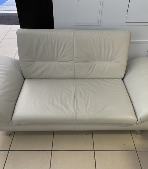 Modernes 2er-Sofa in hellem Kunstleder mit verstellbaren Armlehnen