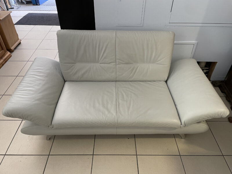 Modernes 2er-Sofa in hellem Kunstleder mit verstellbaren Armlehnen