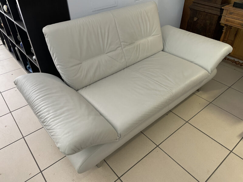Modernes 2er-Sofa in hellem Kunstleder mit verstellbaren Armlehnen - Image 2