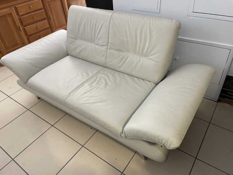 Modernes 2er-Sofa in hellem Kunstleder mit verstellbaren Armlehnen - Image 3