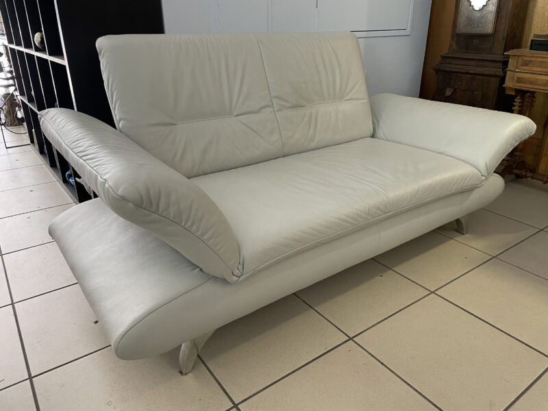 Modernes 2er-Sofa in hellem Kunstleder mit verstellbaren Armlehnen - Image 4
