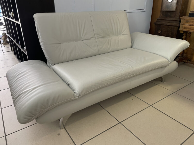 Modernes 2er-Sofa in hellem Kunstleder mit verstellbaren Armlehnen - Image 5