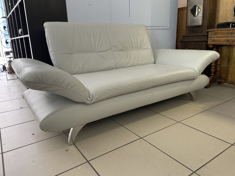Modernes 2er-Sofa in hellem Kunstleder mit verstellbaren Armlehnen - Image 6