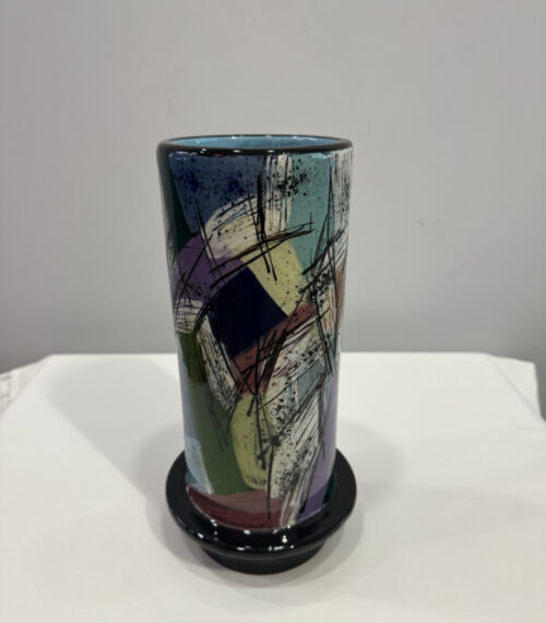 Terrakottavase mit Sockel und expressivem Pinseldekor