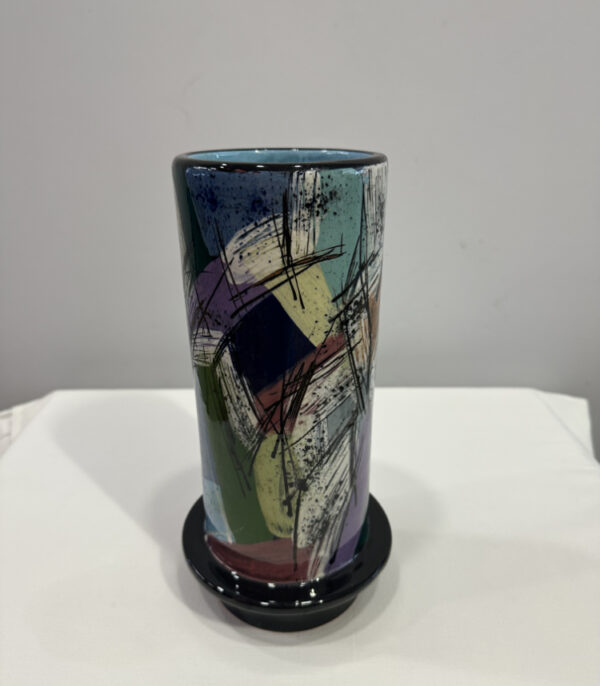 Terrakottavase mit Sockel und expressivem Pinseldekor