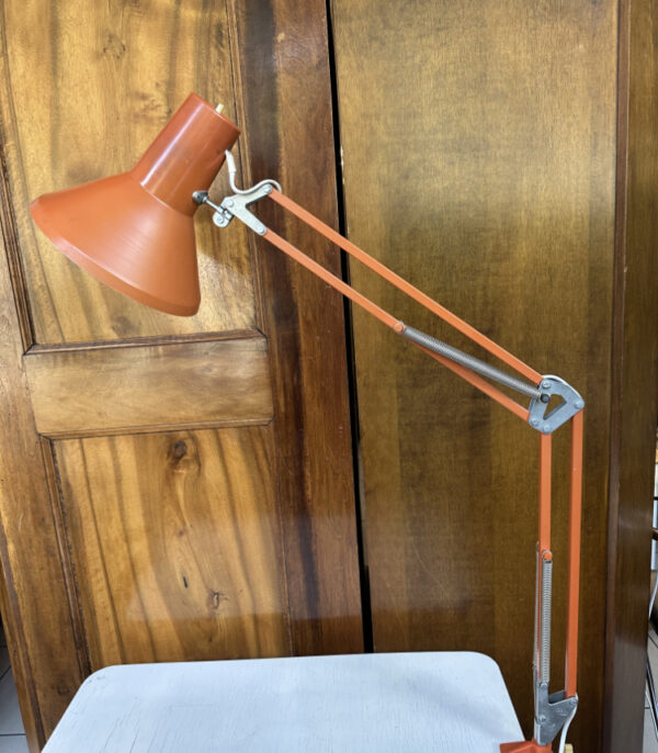Orange Mid-Century Architektenlampe mit Gelenkarm und Tischklemme