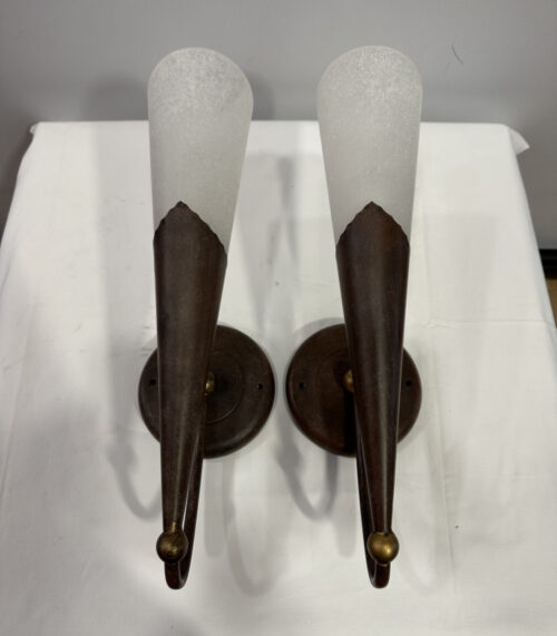 Wandlampen aus Metall mit satiniertem Glas und Kugelgelenk