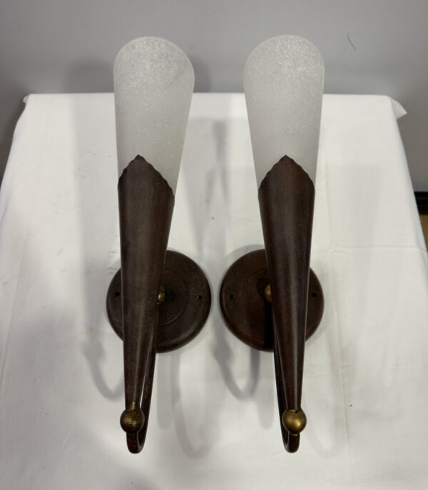 Wandlampen aus Metall mit satiniertem Glas und Kugelgelenk