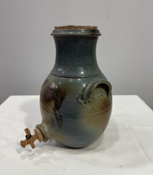 Handgefertigter Keramik-Getränkekrug mit Auslaufhahn