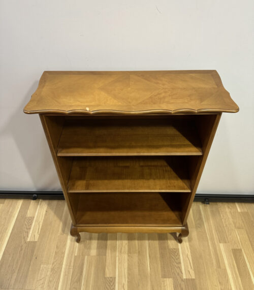 Vintage Regal im französischen Stil mit höhenverstellbaren Böden und Cabriole-Fuessen