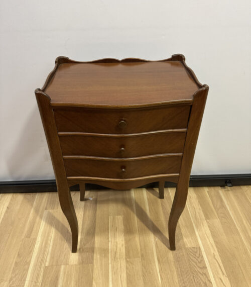 Antikes Louis-XV-Beistelltisch mit drei Schubladen und elegant geschwungenen Beinen
