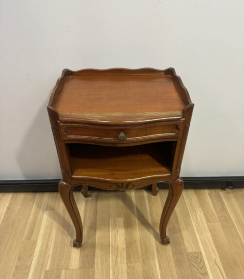 Antiker Louis XVI Beistelltisch mit zarten Schnitzereien und Schublade