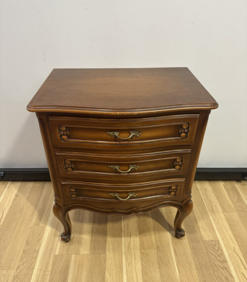 Barockstil Nachttisch / Kommode – mit drei Schubladen und geschwungenen Beinen