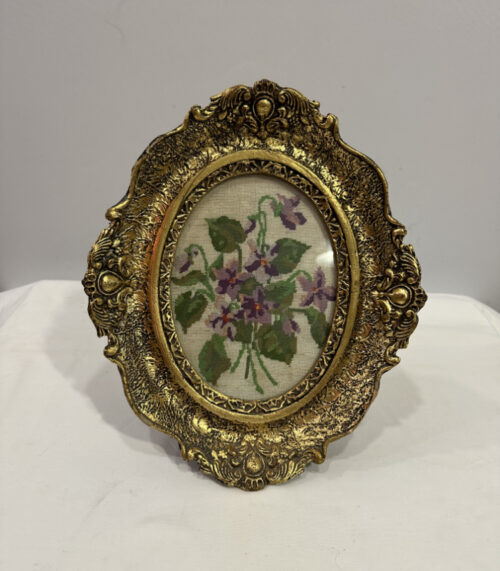 Ovales Stickbild Veilchen - Goldrahmen und Handarbeit von 1976