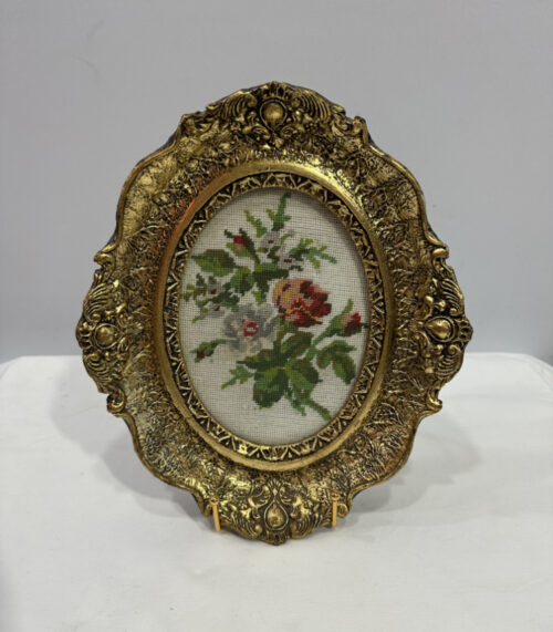 Ovales Stickbild Rosen – Goldrahmen und Handarbeit von 1976