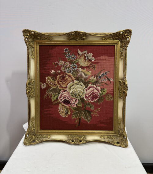 Gobelin im Barockrahmen mit Blumenbouquet auf rotem Grund 49 x 55 cm