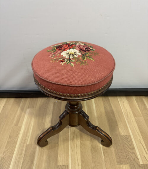 Antiker Klavierhocker / Drehocker mit floralem Gobelinbezug, höhenverstellbar