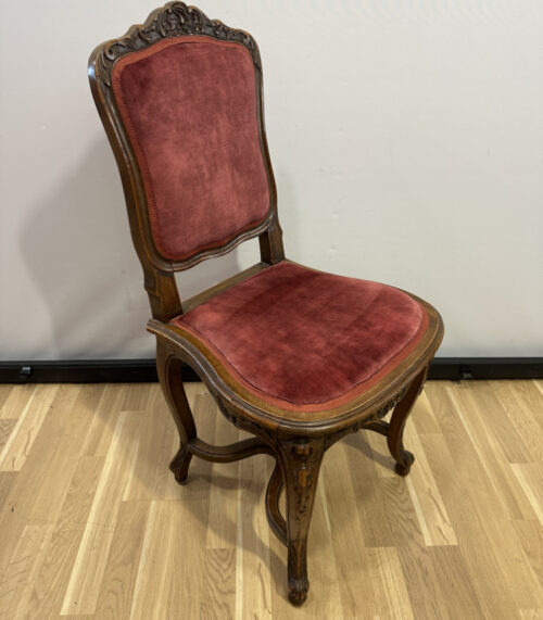 Antiker Louis Philippe Stuhl mit rotem Samtbezug und Schnitzornamenten