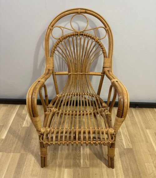Vintage Rattan Sessel mit hoher Rückenlehne und dekorativen Rundbögen