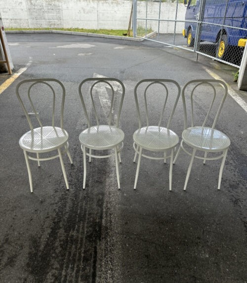 4er-Set Bistrostühle aus Metall – weiss lackiert, perforierte Sitzfläche