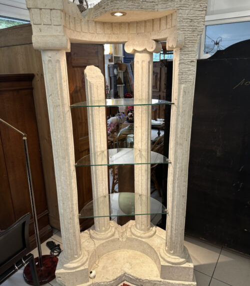 Monumentale Vitrine im antiken griechischen Säulenstil – mit Glasböden und Beleuchtung, Höhe 217 cm