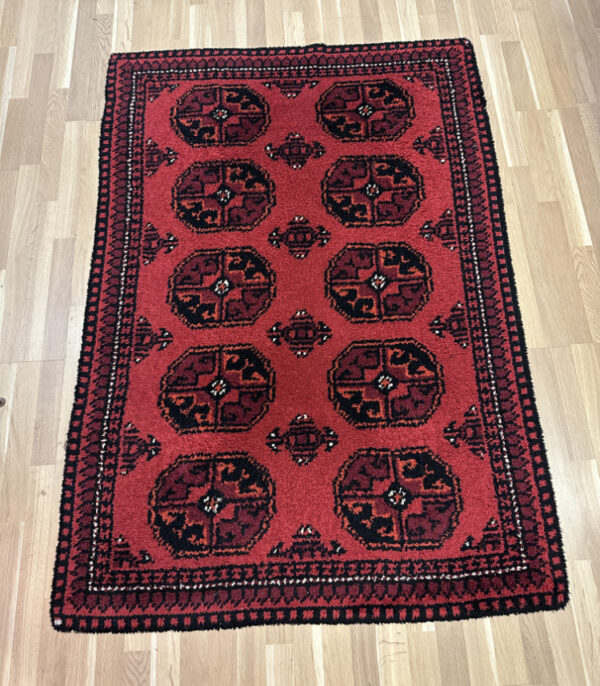 Afghan-Teppich in kräftigem Rot – Wollteppich mit Göl-Motiven,172 x 120 cm