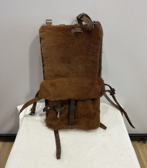 Original Schweizer Armee Tornister mit Fellbezug und Lederriemen