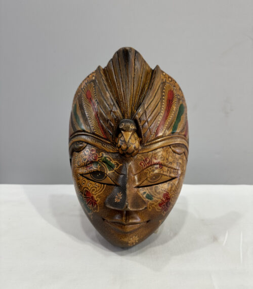 Handgeschnitzte Maske mit Pfauenmotiv – balinesisches Kunsthandwerk