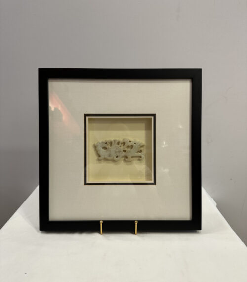 Glücksbringer aus Jade – asiatische Kunst im schwarzen Rahmen 37 x 37 cm