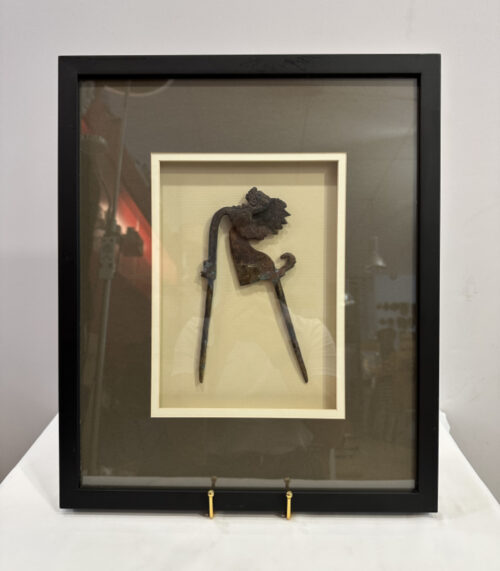 Indonesischer Betelnussknacker im Rahmen - Wayang-Figur Sumatra 39 x 47 cm